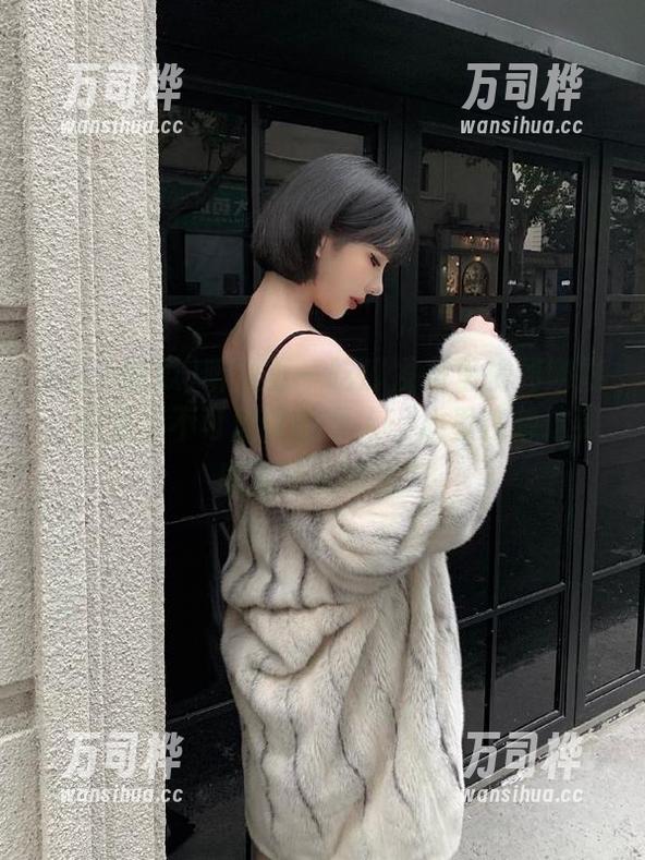 听说五一吃瓜发布里提到娜娜，真是个不可思议的女人，心里在想这到底算什么情感？