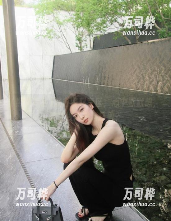 观看黑料专区，心中默默想，谁能被这黑料打败？